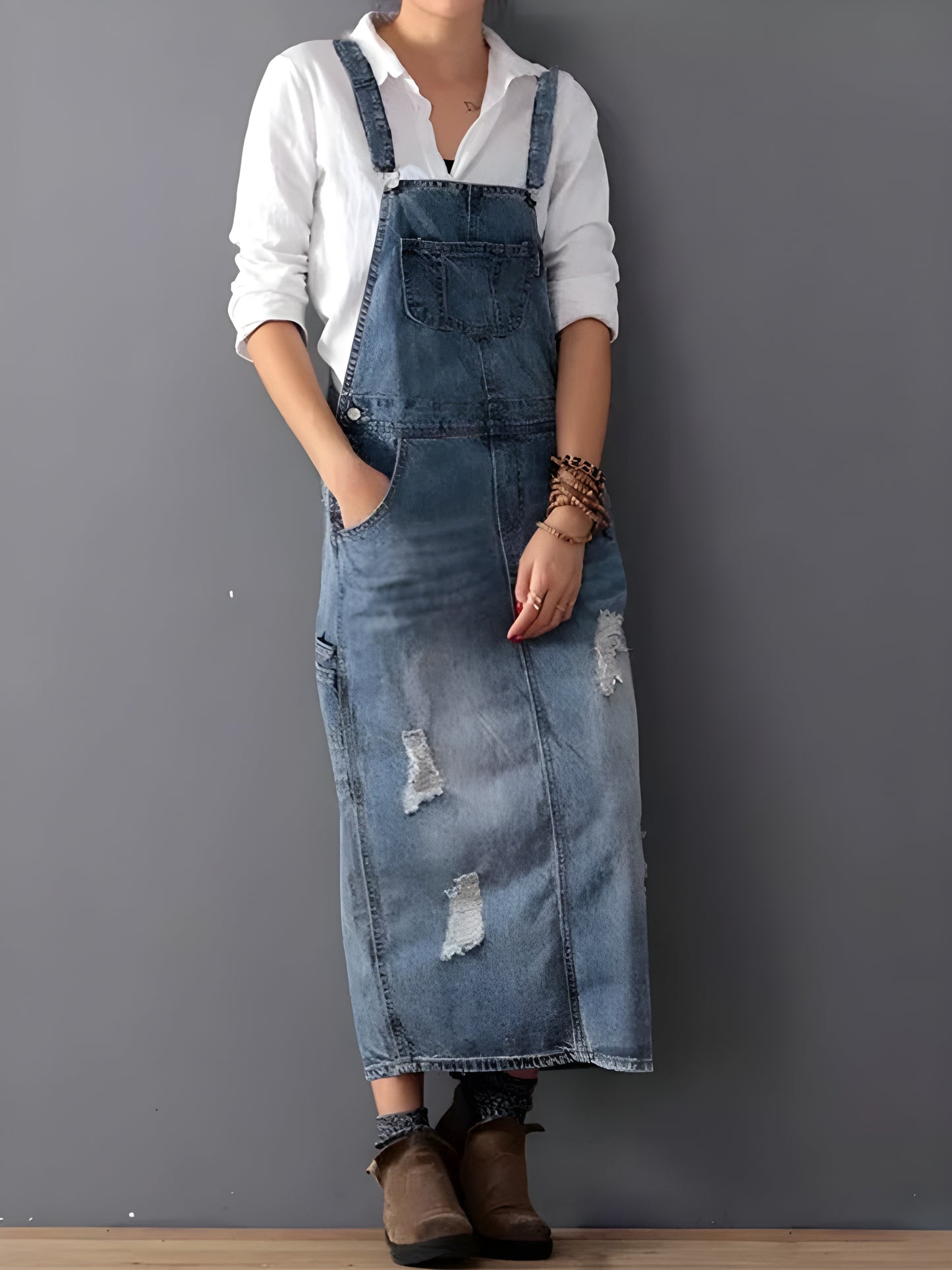 Linnea™ | Hängselklänning i distressed denim med slits bak