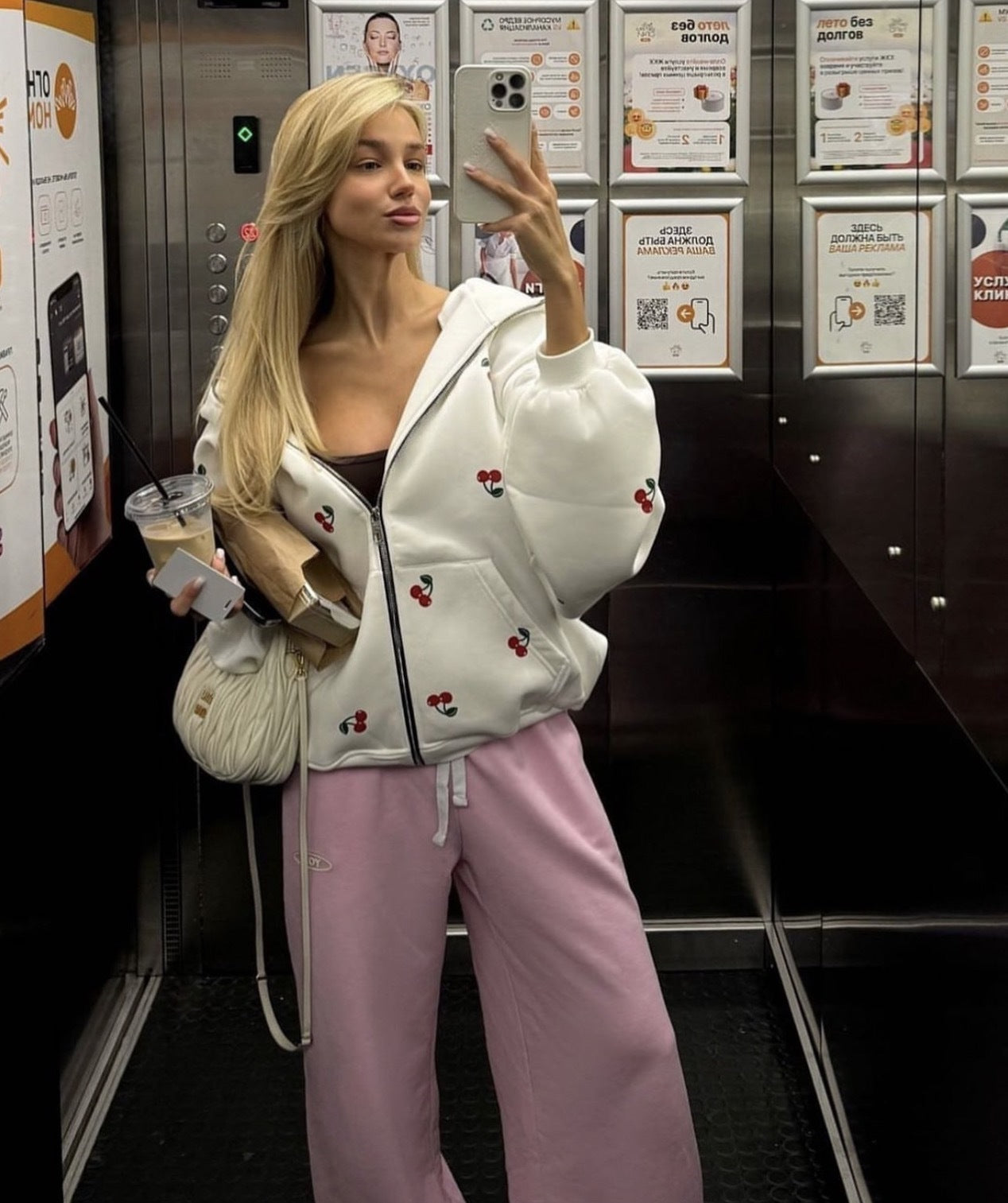 Tilde™ | Cherry Vibes Oversized Jack – Vit med Körsbärstryck