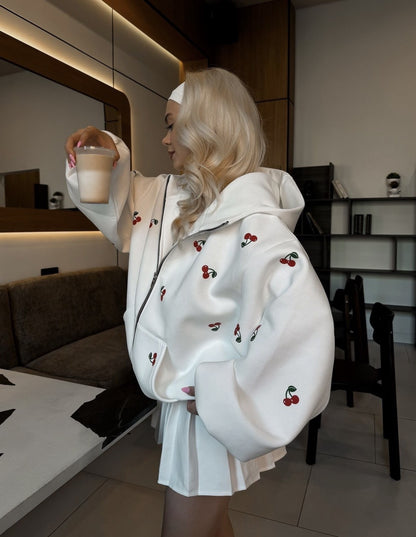 Tilde™ | Cherry Vibes Oversized Jack – Vit med Körsbärstryck