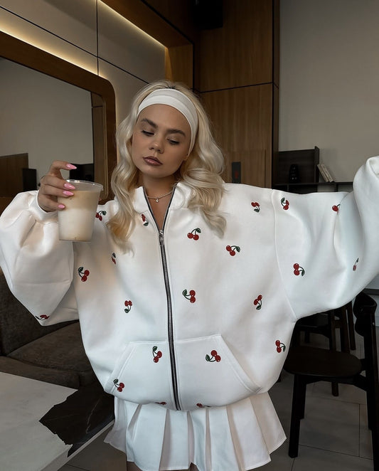 Tilde™ | Cherry Vibes Oversized Jack – Vit med Körsbärstryck