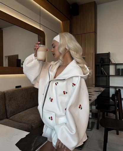 Tilde™ | Cherry Vibes Oversized Jack – Vit med Körsbärstryck