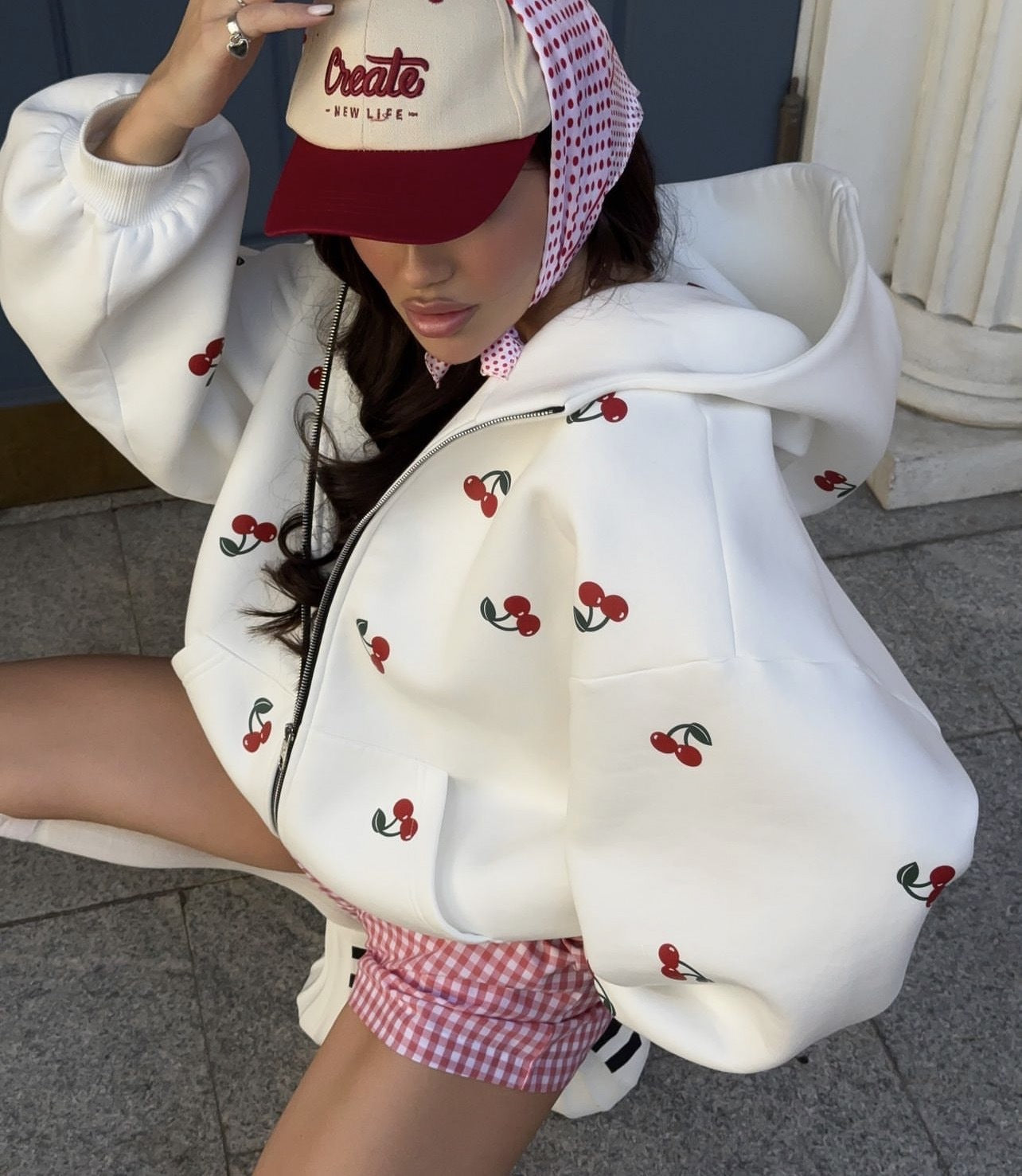 Tilde™ | Cherry Vibes Oversized Jack – Vit med Körsbärstryck