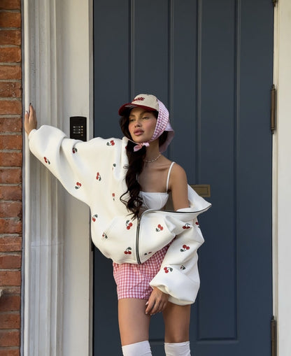 Tilde™ | Cherry Vibes Oversized Jack – Vit med Körsbärstryck