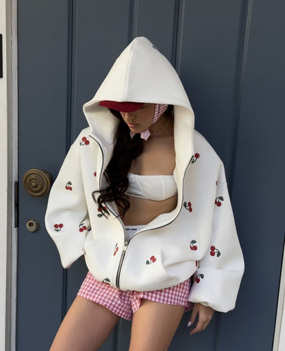 Tilde™ | Cherry Vibes Oversized Jack – Vit med Körsbärstryck