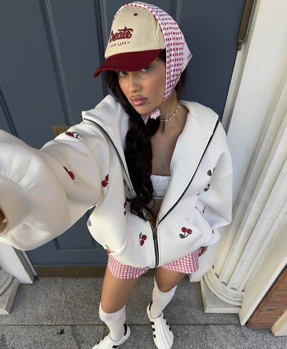 Tilde™ | Cherry Vibes Oversized Jack – Vit med Körsbärstryck
