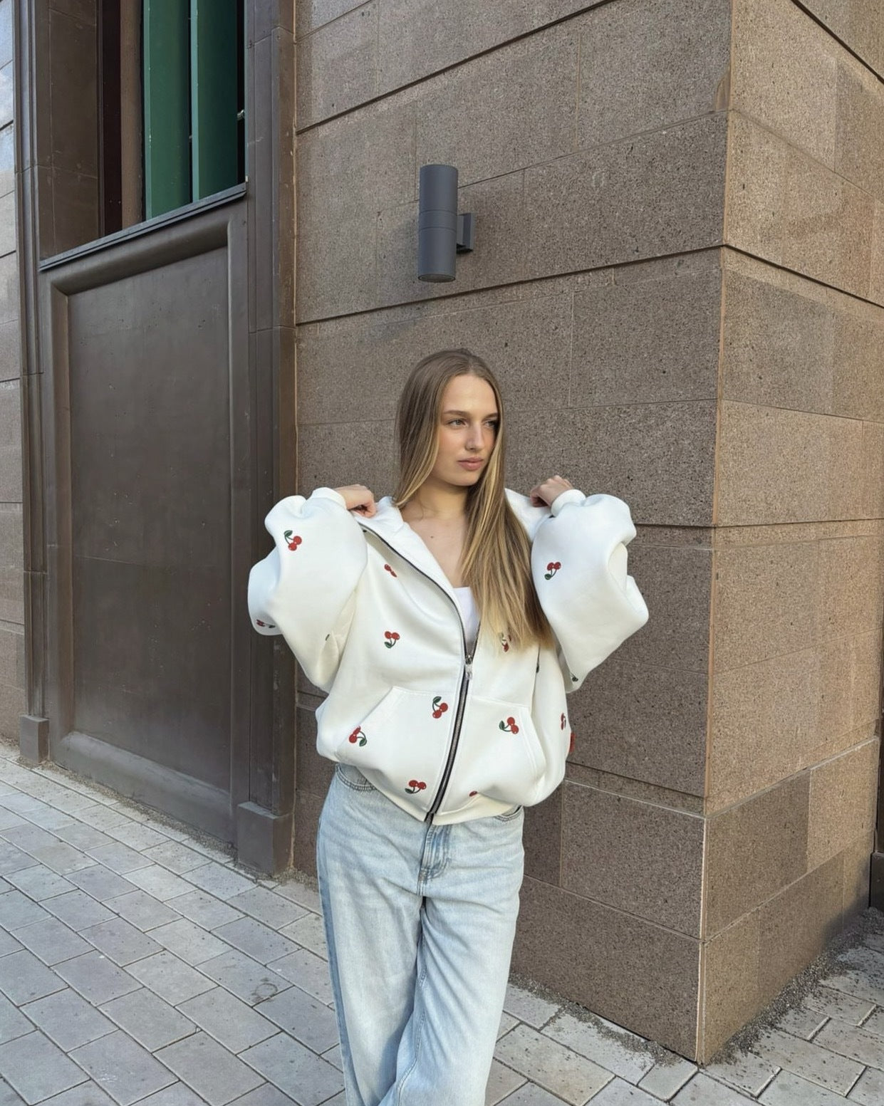 Tilde™ | Cherry Vibes Oversized Jack – Vit med Körsbärstryck