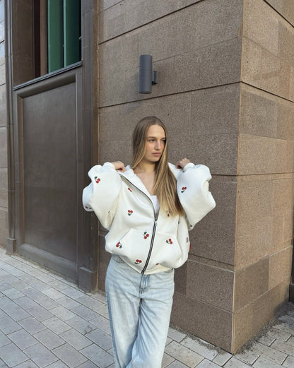 Tilde™ | Cherry Vibes Oversized Jack – Vit med Körsbärstryck