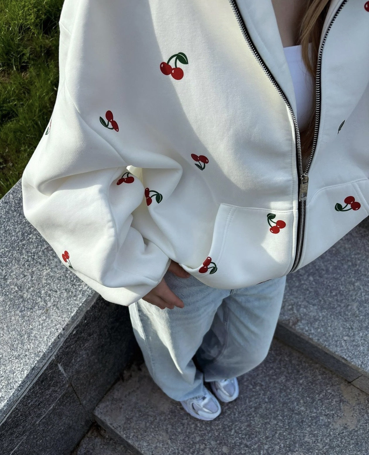 Tilde™ | Cherry Vibes Oversized Jack – Vit med Körsbärstryck