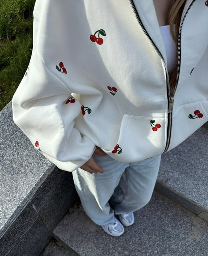 Tilde™ | Cherry Vibes Oversized Jack – Vit med Körsbärstryck