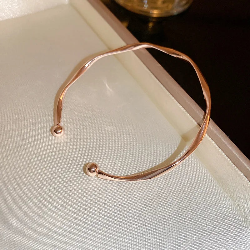 Vera™ | Elegant Twistarmband med Subtil Glan