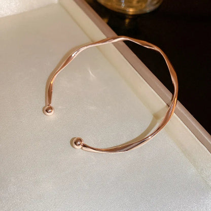 Vera™ | Elegant Twistarmband med Subtil Glan